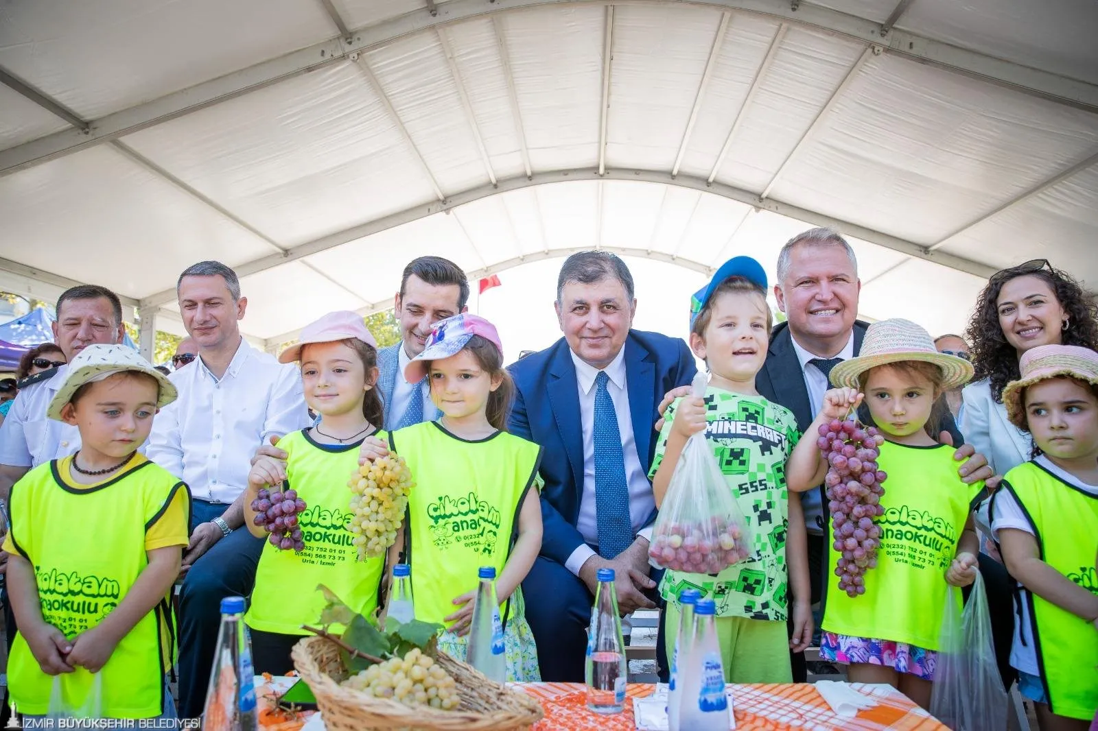 Urla'da düzenlenen bağbozumu şenliğinde İzmir Büyükşehir Belediye Başkanı Dr. Cemil Tugay, çiftçilerin ve tarım alanlarının korunmasının önemini vurguladı.