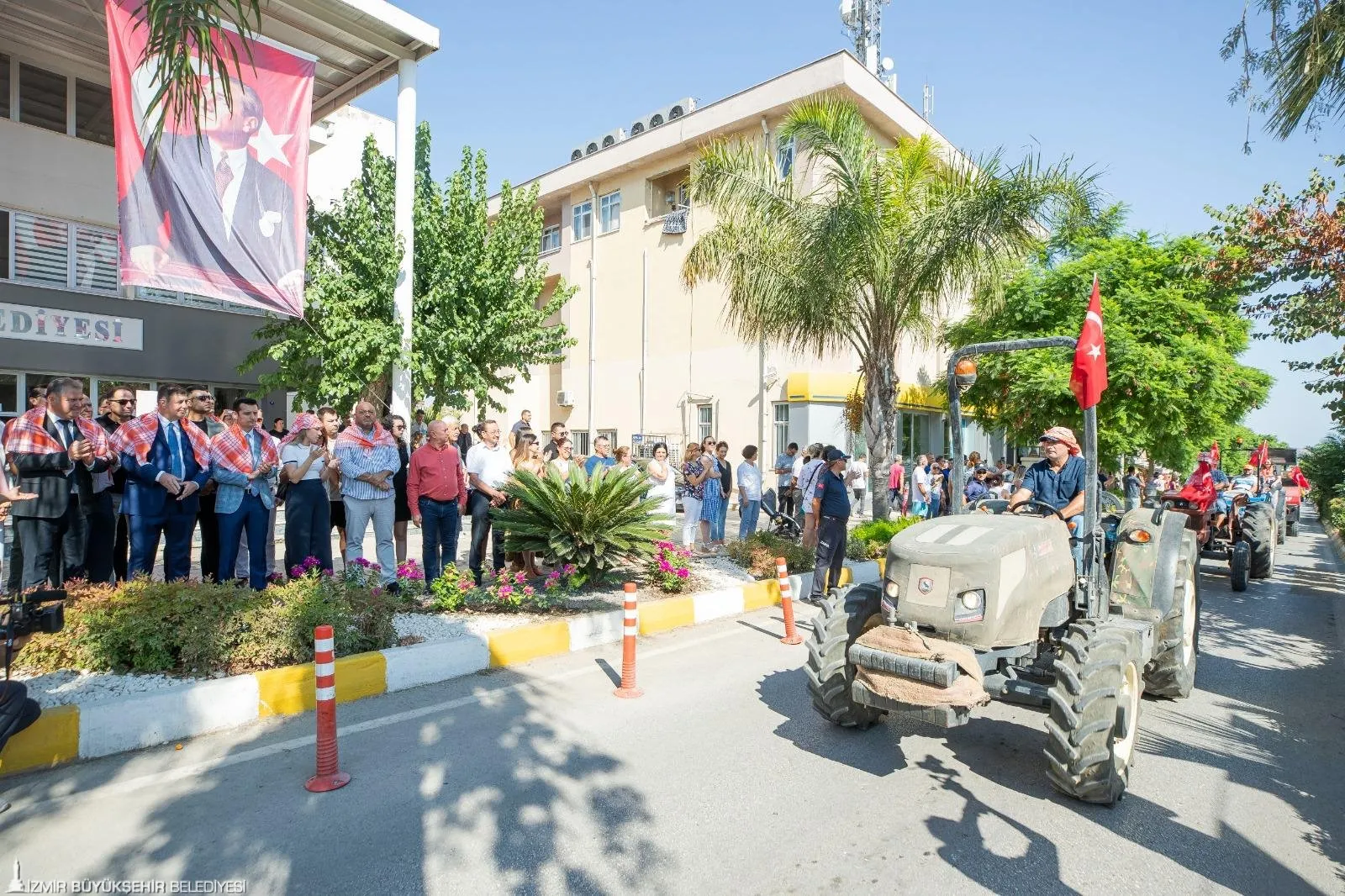 Urla'da düzenlenen bağbozumu şenliğinde İzmir Büyükşehir Belediye Başkanı Dr. Cemil Tugay, çiftçilerin ve tarım alanlarının korunmasının önemini vurguladı.