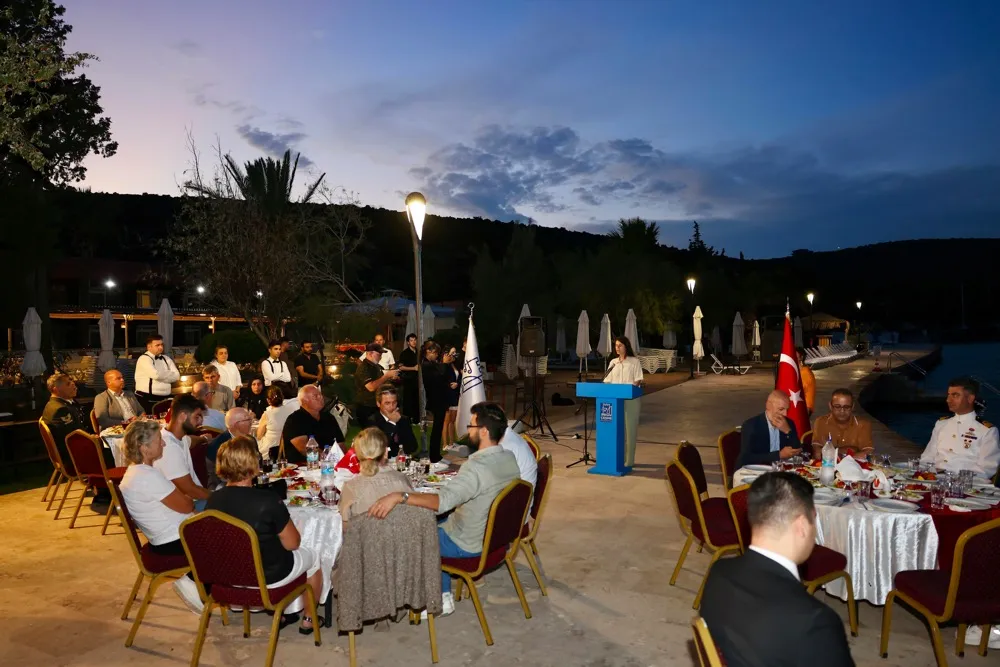 Çeşme Belediye Başkanı Lâl Denizli, 19 Eylül Gaziler Günü dolayısıyla düzenlenen yemekte, gazilerimizin fedakarlıklarını anarak duygusal bir konuşma yaptı.