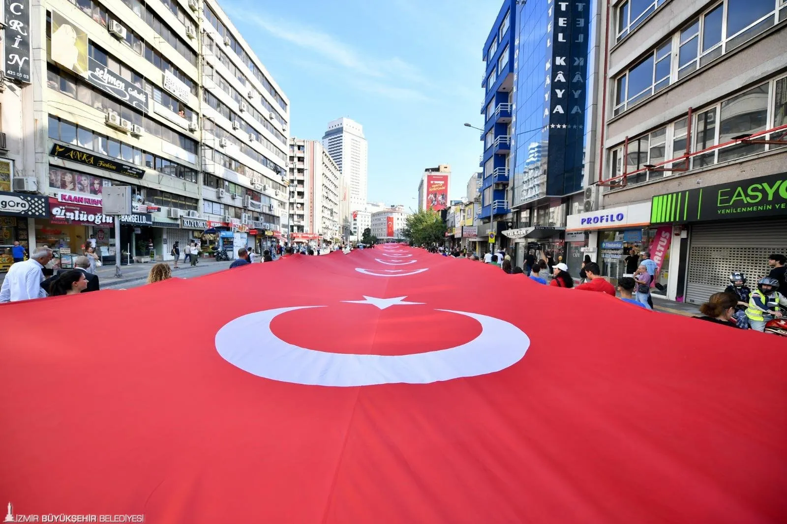 İzmir Büyükşehir Belediyesi'nin düzenlediği 9 Eylül kutlamaları kapsamında Zafer Yürüyüşü, fener alayı, Haluk Levent konseri ve daha birçok etkinlik düzenlenecek.