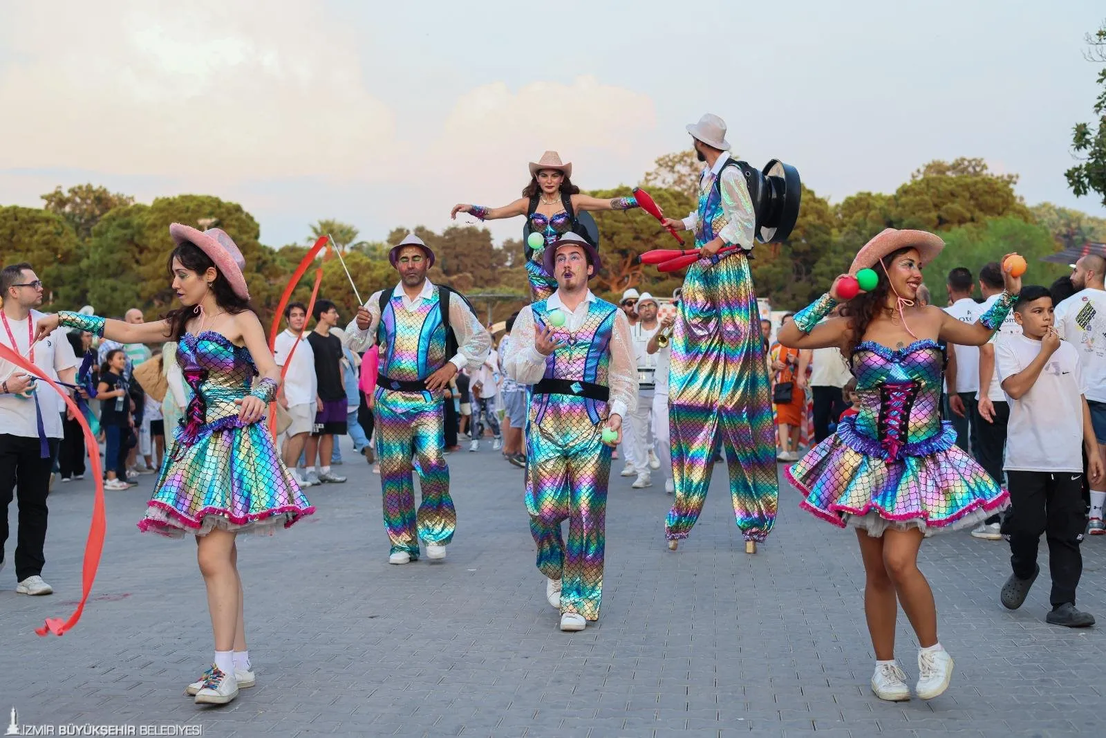 İzmir Enternasyonal Fuarı, bu yıl "teknoloji" temasıyla 93. kez kapılarını açtı. İnsansı robot Sophia, dron gösterileri, konserler ve daha birçok etkinlikle dolu dolu geçti.