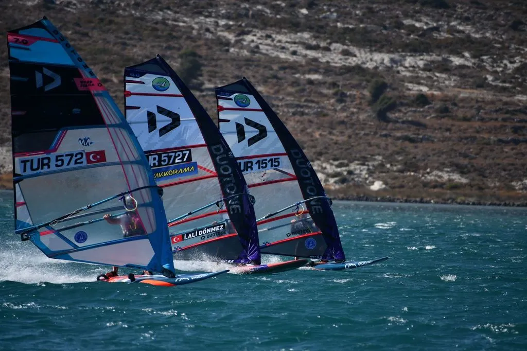 Çeşme Belediyesi, Türkiye Yelken Federasyonu ve Çağla Kubat Windsurf Yelken Kulübü iş birliğiyle düzenlenen Alaçatı Wind Fest 2024, 9-13 Ekim tarihleri arasında rüzgar sporları tutkunlarını ağırlıyor.