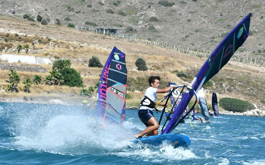 Çeşme Belediyesi, Türkiye Yelken Federasyonu ve Çağla Kubat Windsurf Yelken Kulübü iş birliğiyle düzenlenen Alaçatı Wind Fest 2024, 9-13 Ekim tarihleri arasında rüzgar sporları tutkunlarını ağırlıyor.