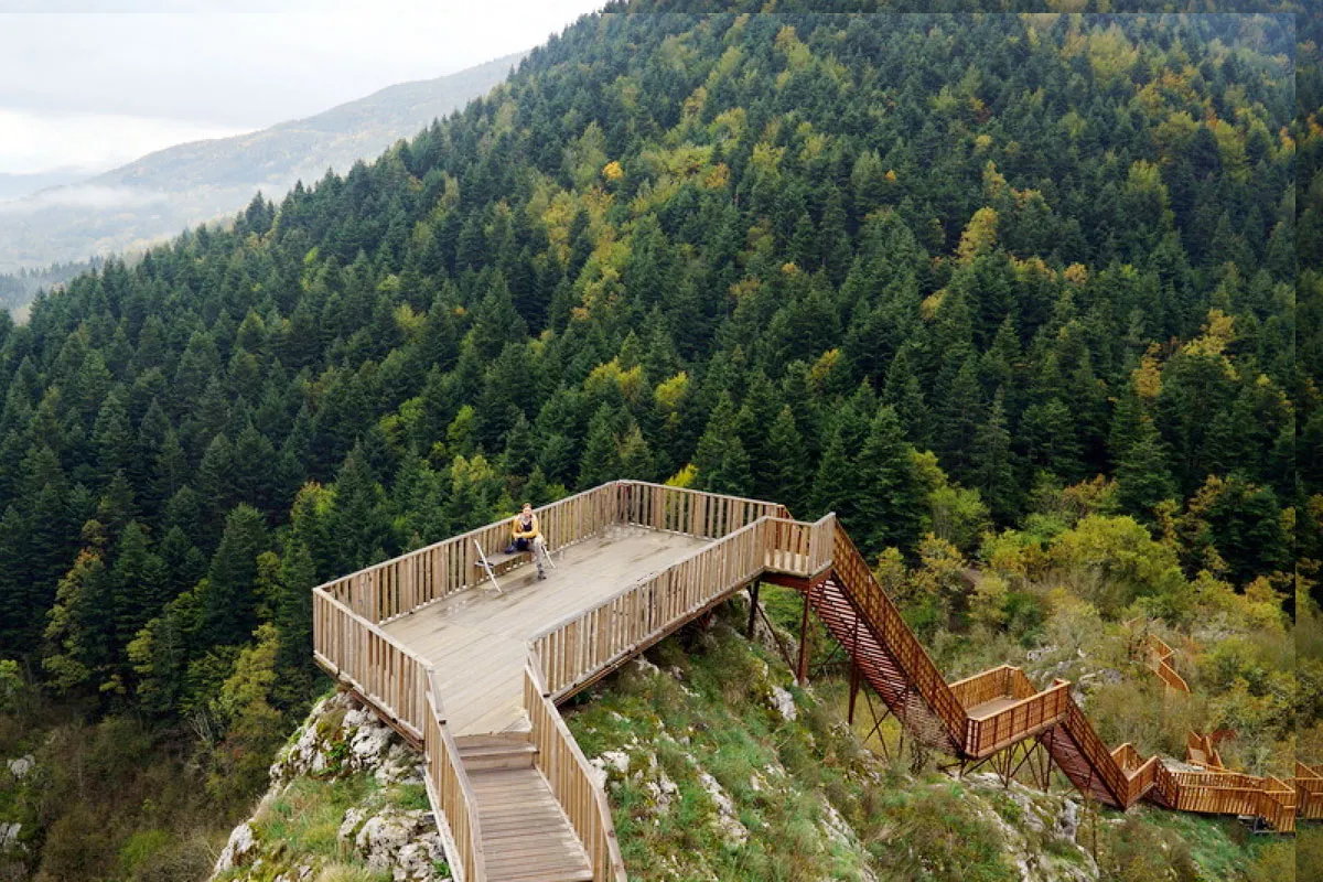 Azdavay,  Karadeniz'in huzur dolu bir ilçesi olarak öne çıkıyor. Doğası, tarihi ve kültürel zenginlikleriyle keşfedilmeyi bekliyor.