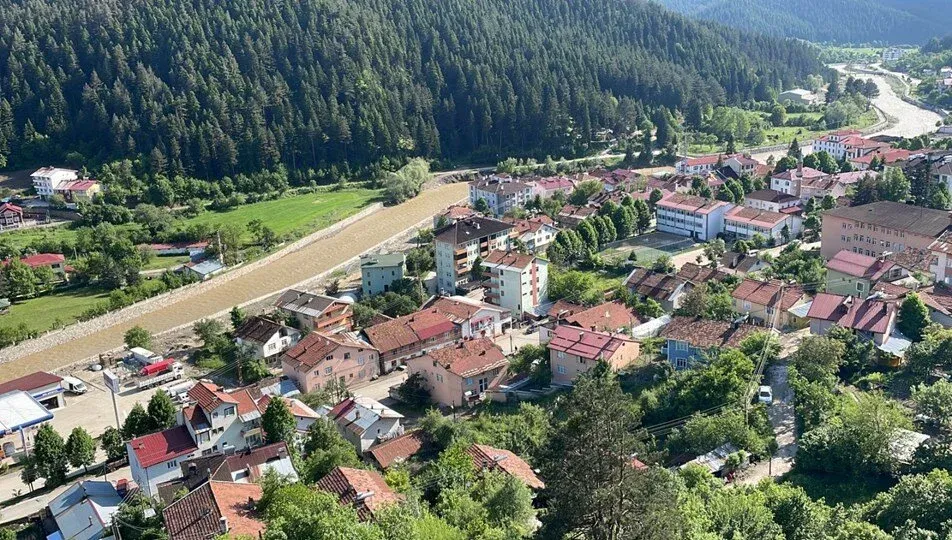 Azdavay,  Karadeniz'in huzur dolu bir ilçesi olarak öne çıkıyor. Doğası, tarihi ve kültürel zenginlikleriyle keşfedilmeyi bekliyor.