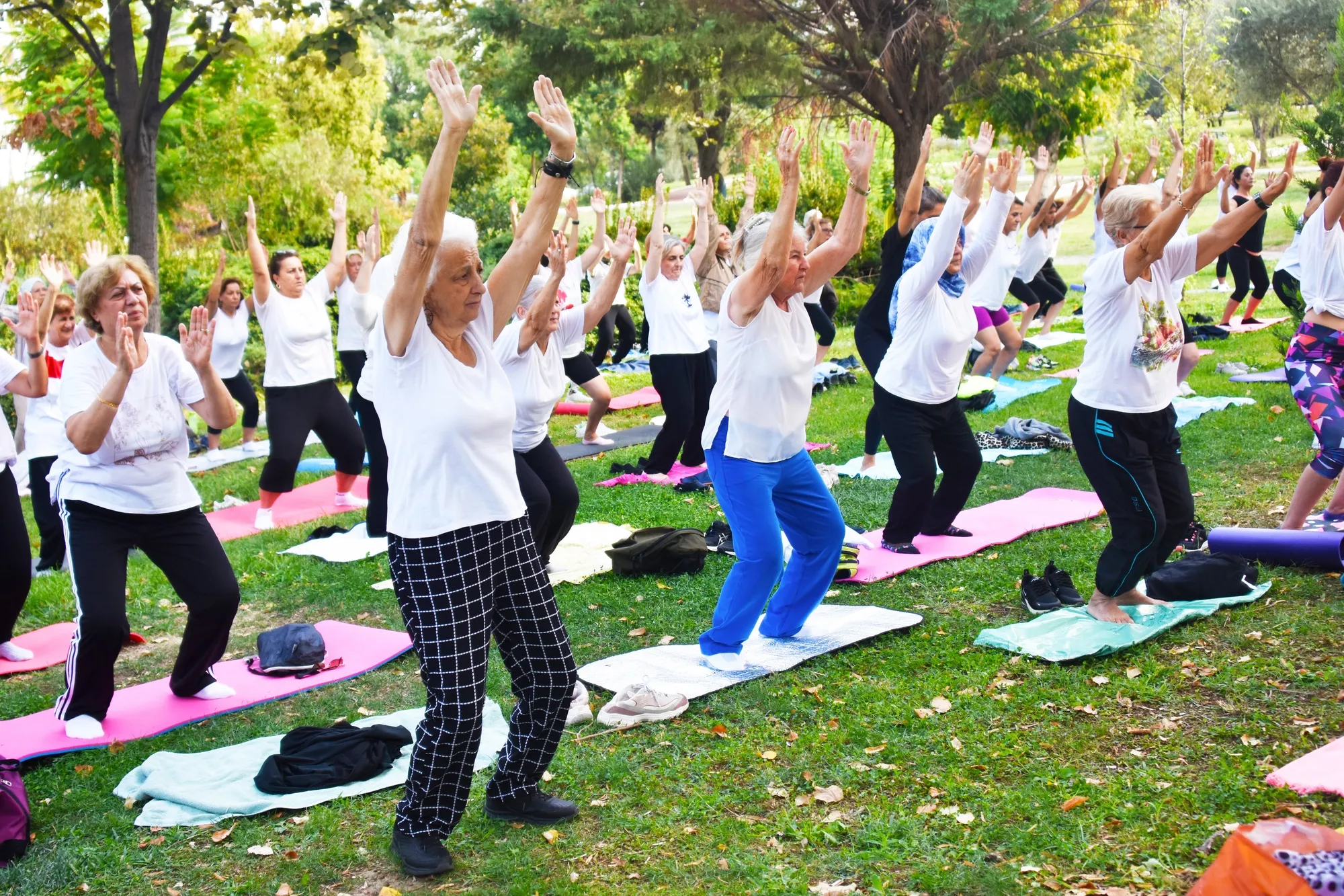 Balçova Belediyesi, Avrupa Hareketlilik Haftası kapsamında düzenlediği yoga ve pilates etkinliğiyle vatandaşları spora teşvik etti.