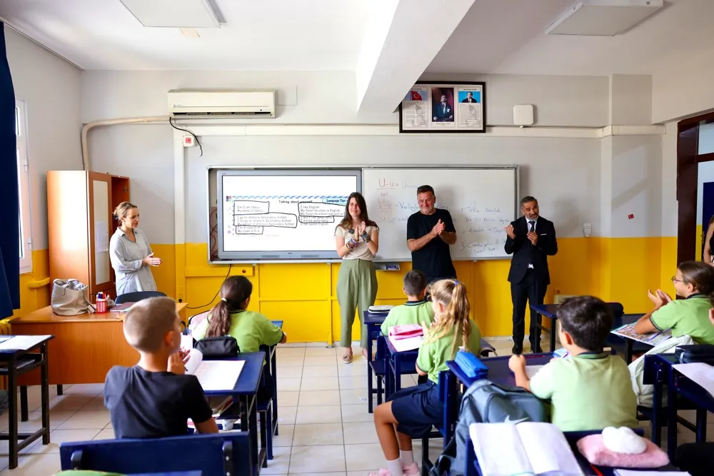 Çeşme Belediyesi, ilçedeki 15 okulda yaptığı bakım çalışmalarıyla yeni eğitim öğretim yılına hazır hale getirdi. Başkan Denizli, okulları ziyaret ederek öğrencilere "Okula Hoş Geldin" paketi dağıttı