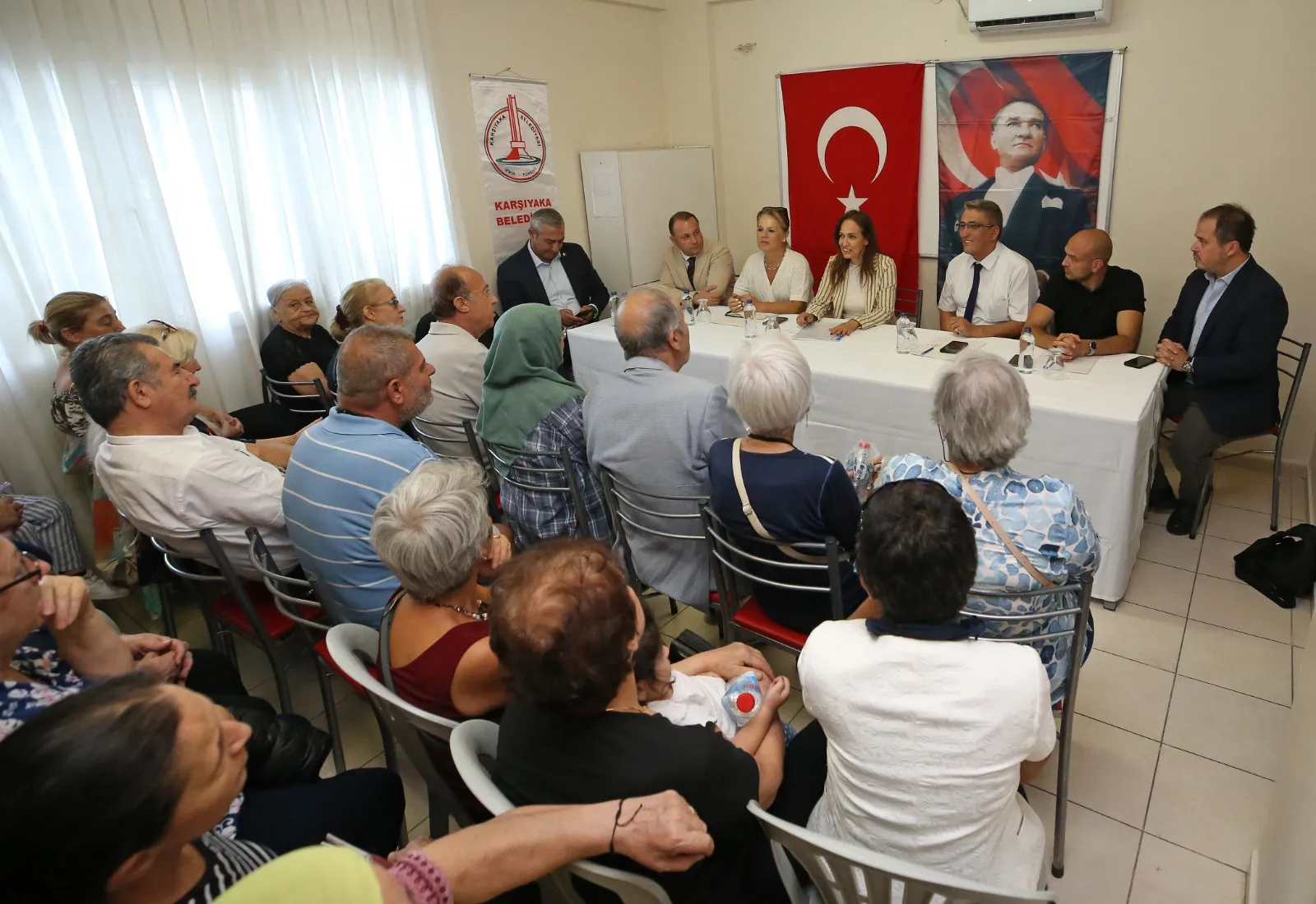 Karşıyaka Belediye Başkanı Yıldız Ünsal "Vatandaş Buluşmaları" kapsamında İmbatlı Mahallesi sakinlerinin istek, şikayet ve önerilerini dinledi.