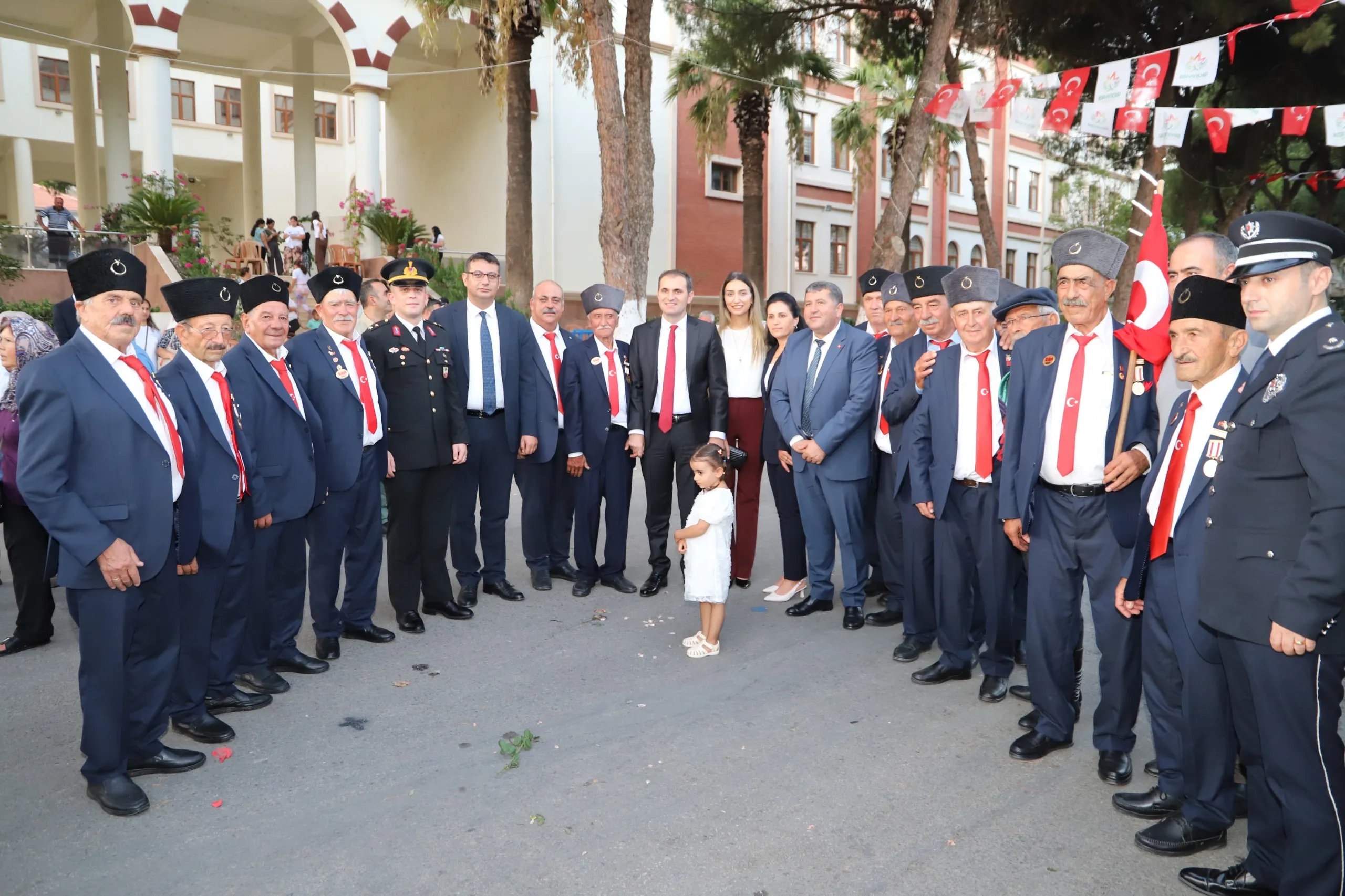 Bayındır Belediyesi tarafından düzenlenen kurtuluş etkinlikleriyle şehitler anıldı, halk oyunları gösterileri ve konserlerle coşku yaşandı. 