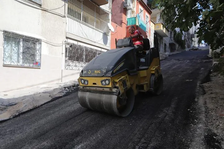 Bayraklı Belediye Başkanı İrfan Önal, tüm bozuk yolların yenileneceğini belirterek, vatandaşlara daha konforlu bir ulaşım imkanı sunmayı hedeflediklerini söyledi.