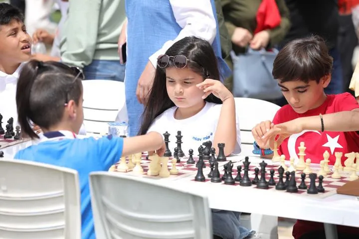 Bayraklı Belediyesi'nin düzenlediği çocuk şenliğinde, bilimsel atölyeler, spor aktiviteleri ve eğlenceli gösterilerle dolu bir gün sizleri bekliyor.