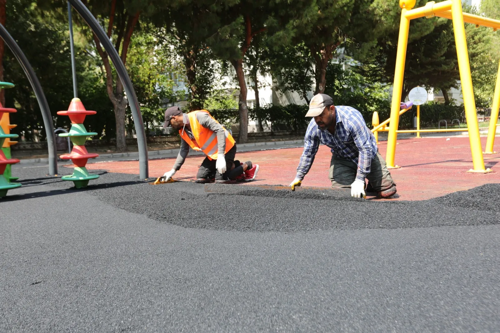 Bayraklı Belediyesi, ilçe genelindeki parklarda kapsamlı bakım ve onarım çalışmaları gerçekleştirdi.