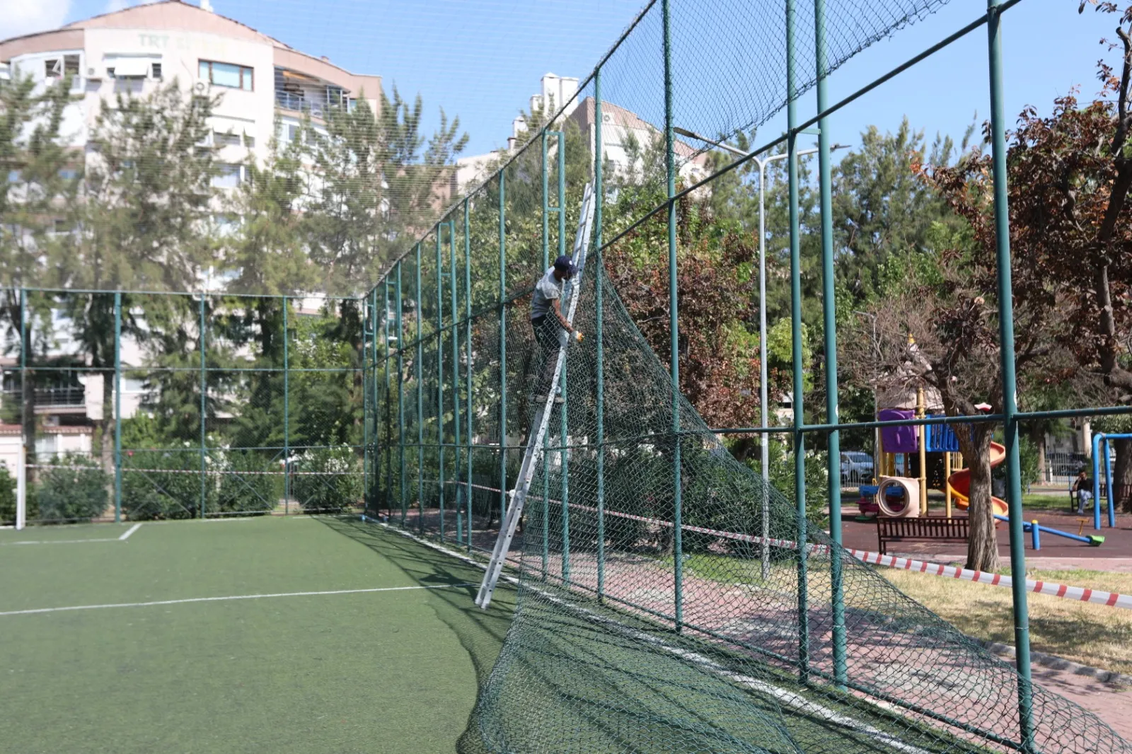 Bayraklı Belediyesi, ilçe genelindeki parklarda kapsamlı bakım ve onarım çalışmaları gerçekleştirdi.