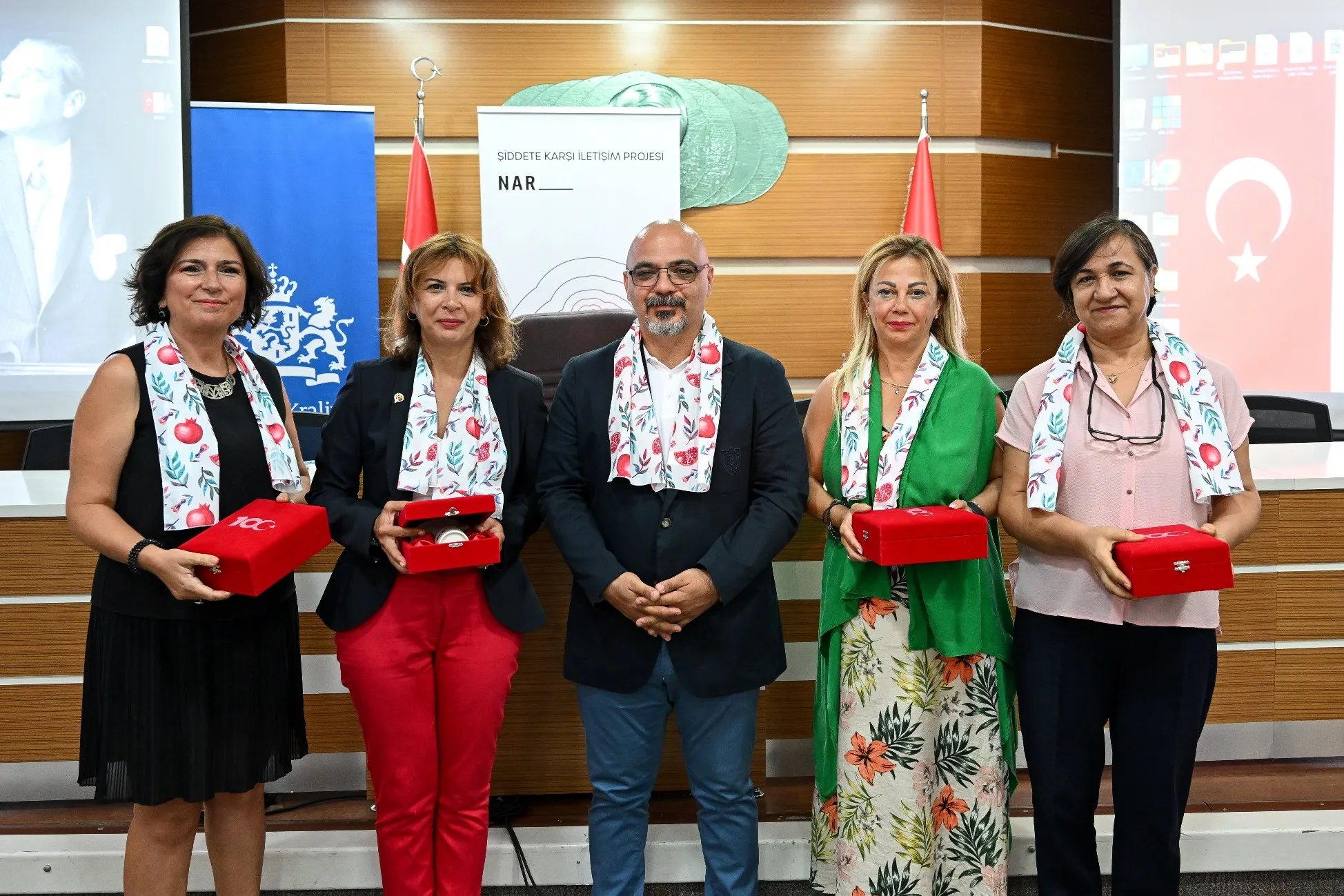 Bornova Belediyesi ve İzmir Gazeteciler Cemiyeti'nin ortak yürüttüğü "Nar Projesi" kapsamında düzenlenen Muhtarlar Buluşması'nda, kadına yönelik şiddet ve çocuk istismarı ele alındı.