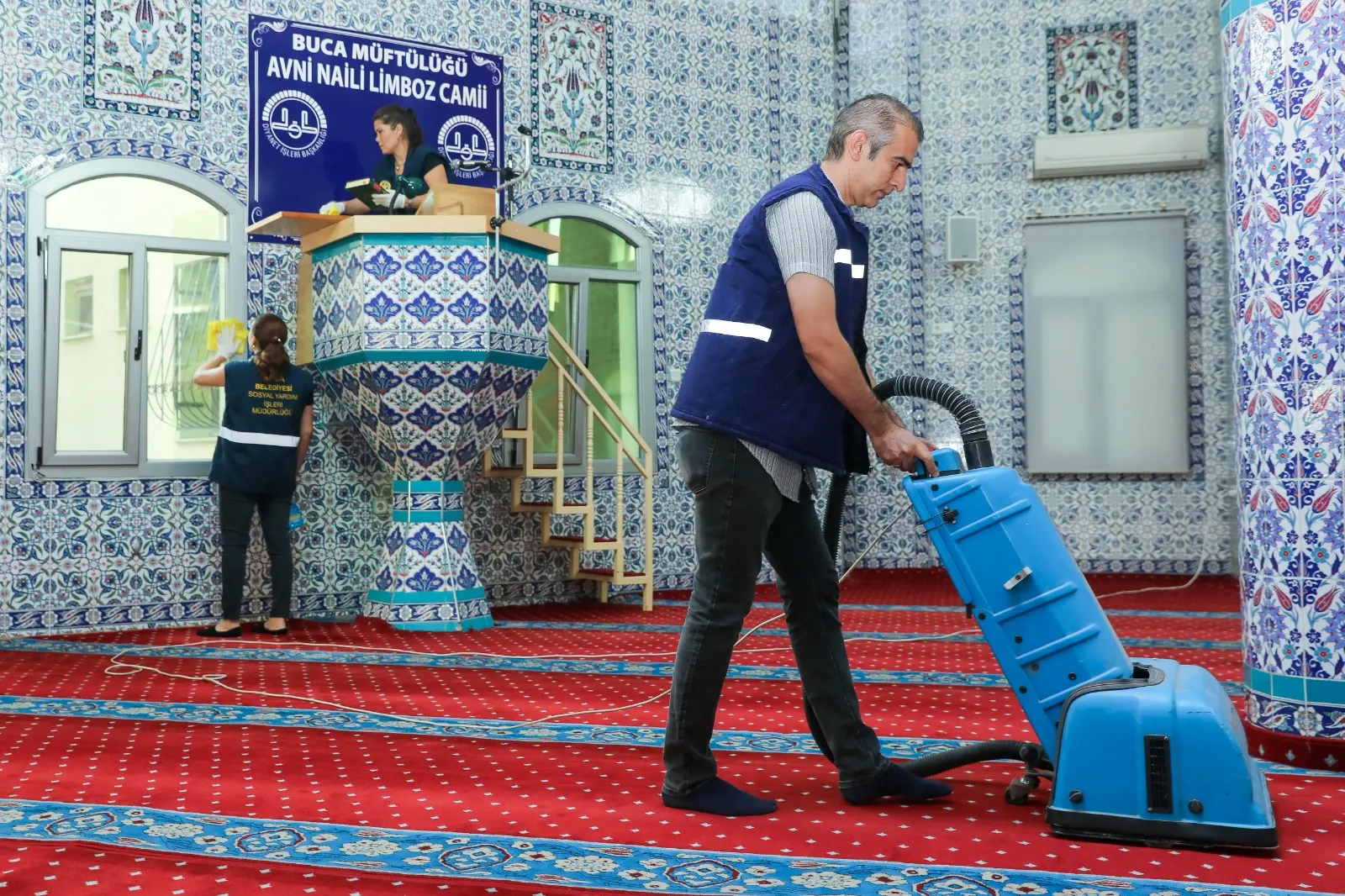 Buca Belediyesi, "Pırıl Pırıl Buca" hedefiyle ibadethanelerde temizlik çalışmalarını sürdürüyor.