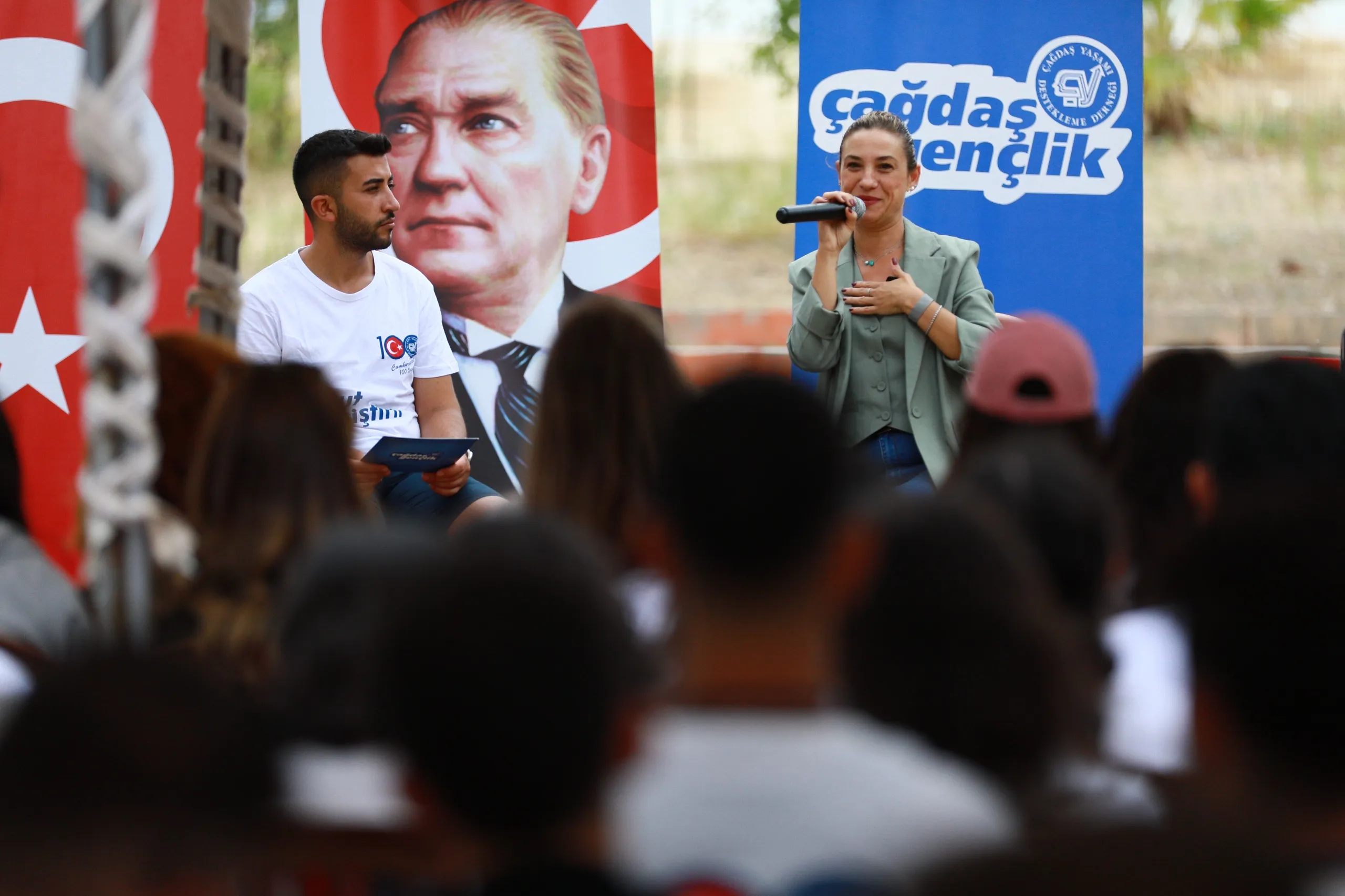 Türkiye'nin dört bir yanından üniversite öğrencilerinin katıldığı 18. Türkel Minel Gençlik Yaz Kampı'nda gençler, siyaset ve toplum üzerine önemli konuları tartışma fırsatı buldu.