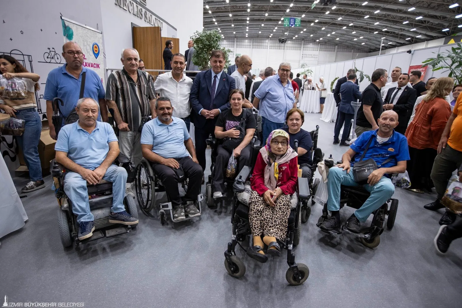 İzmir Büyükşehir Belediye Başkanı Cemil Tugay, Körfez'deki balık ölümleriyle ilgili yaptığı açıklamaların iktidar partisi milletvekilleri tarafından çarpıtıldığını belirterek sert tepki gösterdi.