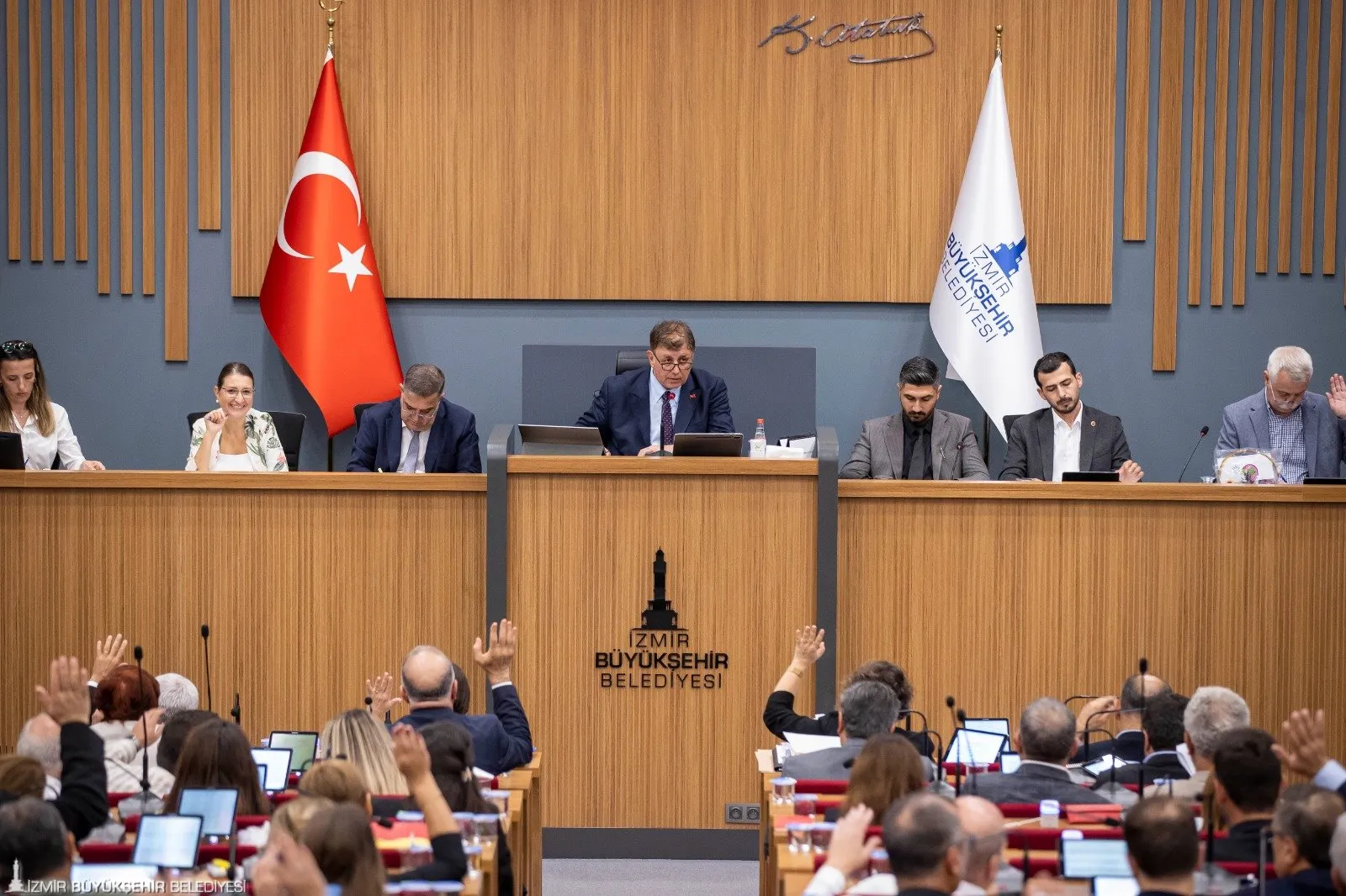 İzmir Büyükşehir Belediye Başkanı Cemil Tugay, Körfez'deki balık ölümleriyle ilgili yaptığı açıklamaların iktidar partisi milletvekilleri tarafından çarpıtıldığını belirterek sert tepki gösterdi.