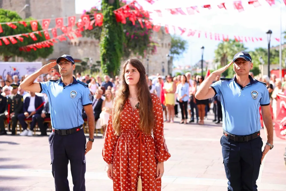 Çeşme Festivali'nin son gününde Yeni Türkü sahne aldı. Çeşme'nin kurtuluşunun 102. yıl dönümü coşkusuyla birleşen festival, söyleşi ve gösterilerle dolu dolu geçti. 