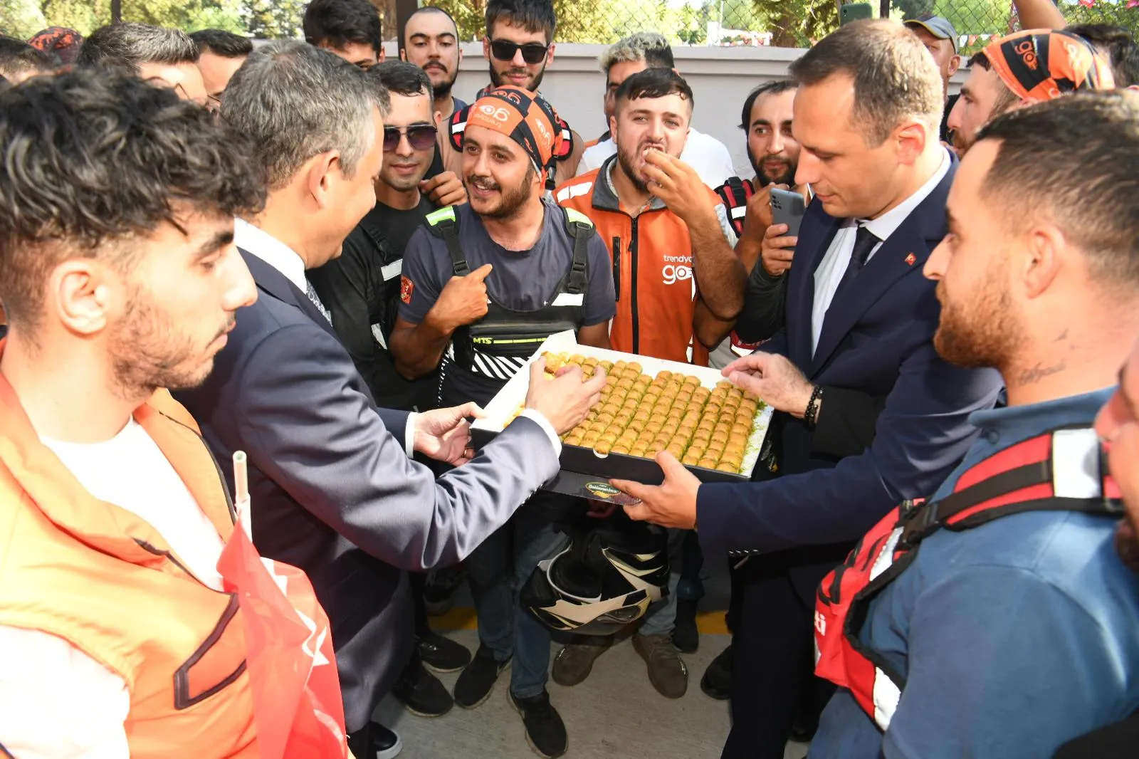 CHP Genel Başkanı Özgür Özel, Bornova Belediyesi'nde zor şartlarda görevini yerine getirmeye çalışan motokuryeler için destek hazırlandı.