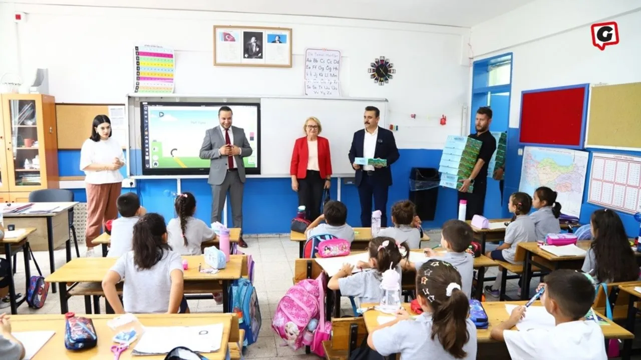 Dikili Belediyesi'nden Birinci Sınıflara Kırtasiye Desteği