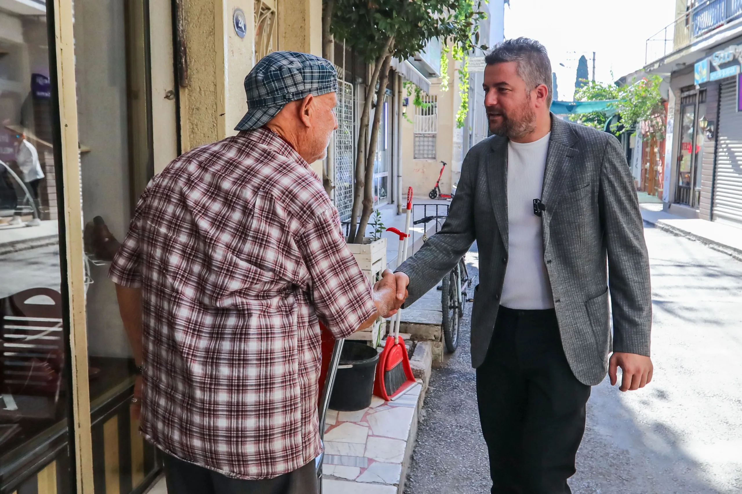 Buca'da Ahilik Haftası kutlamaları kapsamında Belediye Başkanı Görkem Duman, 65 yıldır ilçeye hizmet veren kunduracı Salih Usta'yı ziyaret etti.