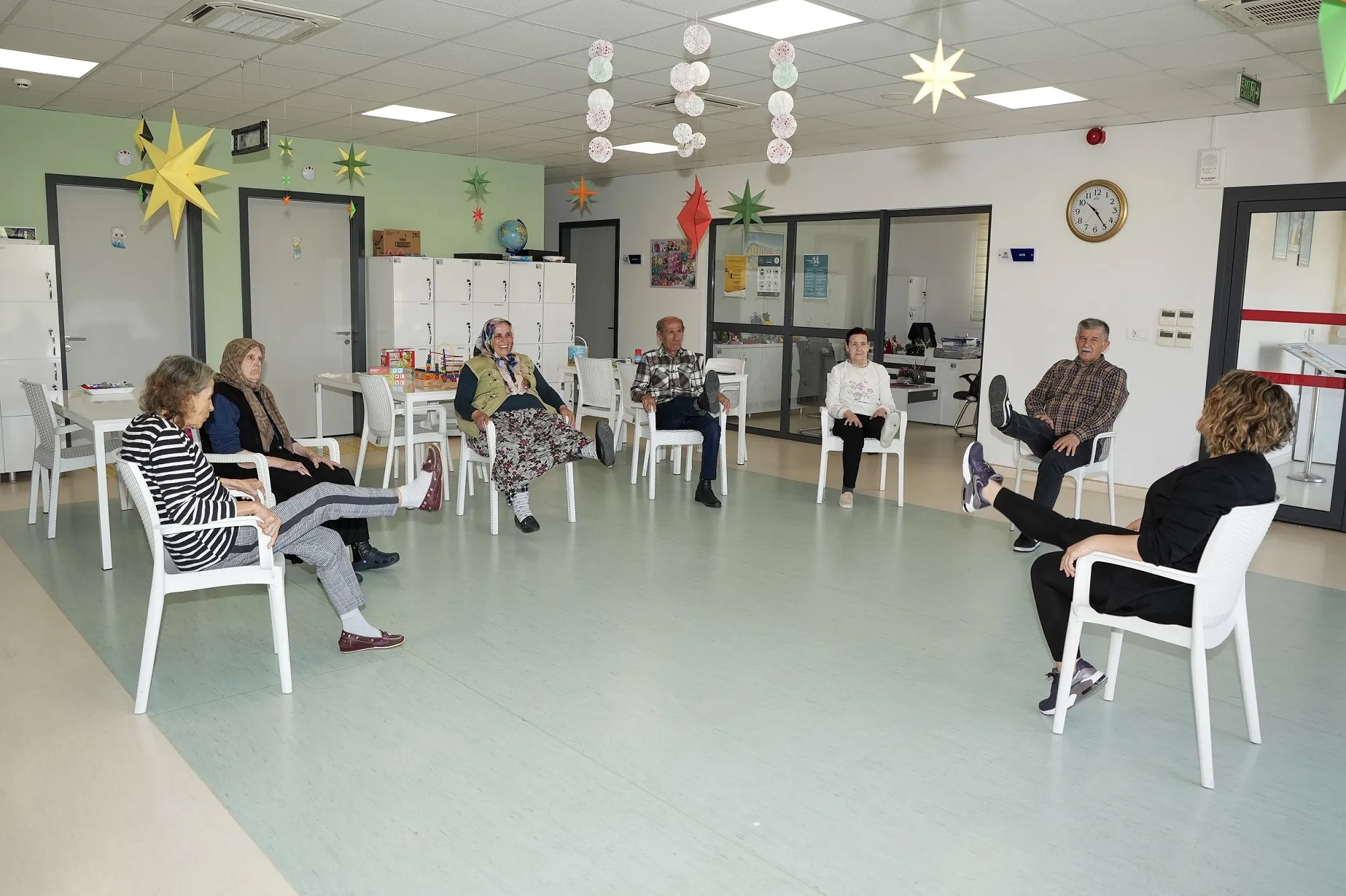 Gaziemir Belediyesi'nin Alzheimer Demans Danışma ve Dayanışma Merkezi'nde, hastaların fiziksel ve zihinsel kapasiteleri korunurken, yakınlarına da psikolojik destek veriliyor.