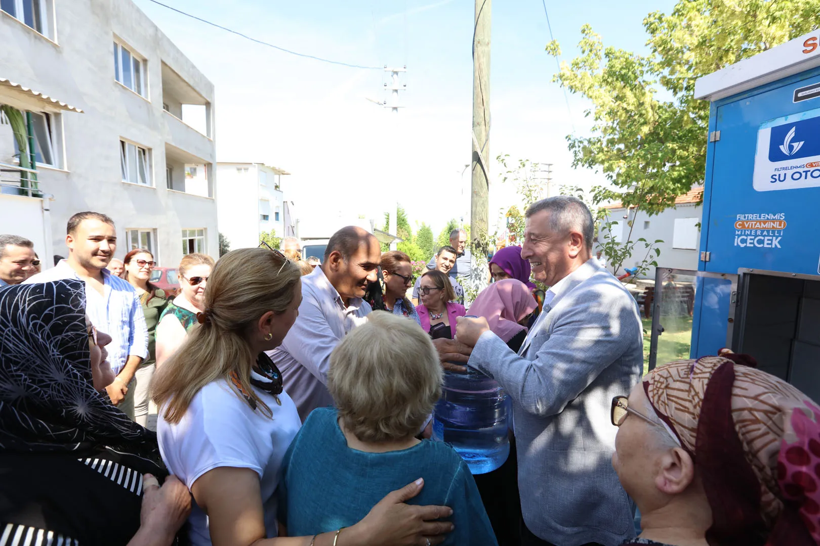 Güzelbahçe Belediyesi, Atatürk Mahallesi'ne kurduğu Sumatik makinesi ile vatandaşların içme suyu ihtiyacını karşılayacak.