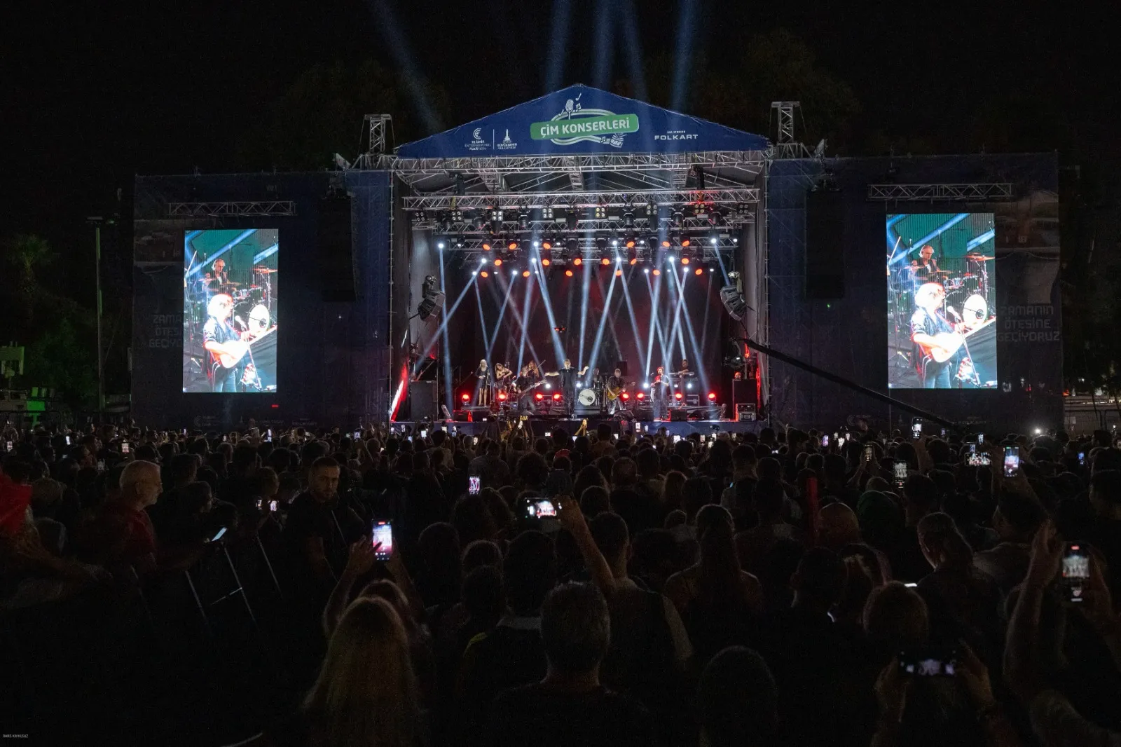 93. İzmir Enternasyonal Fuarı, Haluk Levent konserinin de yer aldığı görkemli bir kapanışla sona erdi. Binlerce İzmirli, Fuar Alanı’nda unutulmaz bir gece yaşadı.