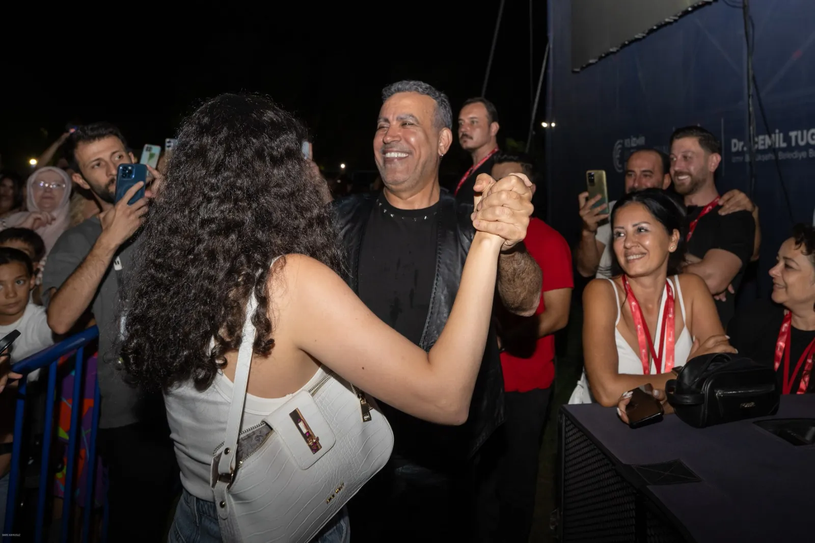 93. İzmir Enternasyonal Fuarı, Haluk Levent konserinin de yer aldığı görkemli bir kapanışla sona erdi. Binlerce İzmirli, Fuar Alanı’nda unutulmaz bir gece yaşadı.