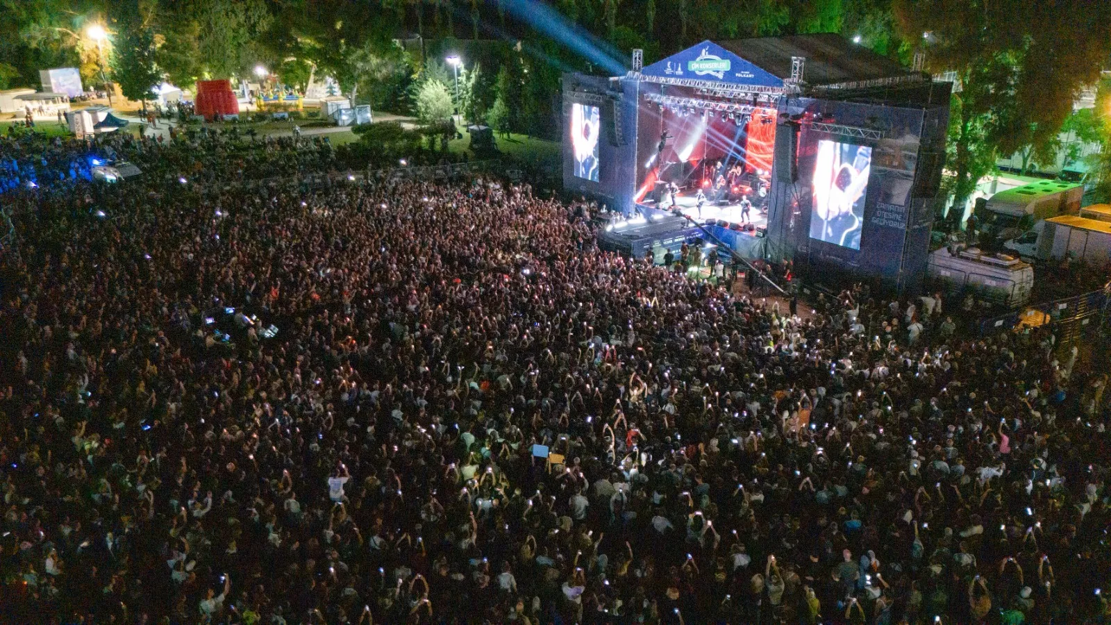 93. İzmir Enternasyonal Fuarı, Haluk Levent konserinin de yer aldığı görkemli bir kapanışla sona erdi. Binlerce İzmirli, Fuar Alanı’nda unutulmaz bir gece yaşadı.