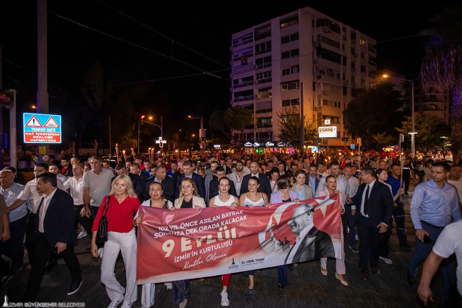 İzmir, 9 Eylül'ü görkemli kutlamalarla karşıladı. Cumhuriyet Meydanı'ndan başlayan Fener Alayı yürüyüşü, 350 metrelik dev Türk bayrağıyla dikkat çekti.