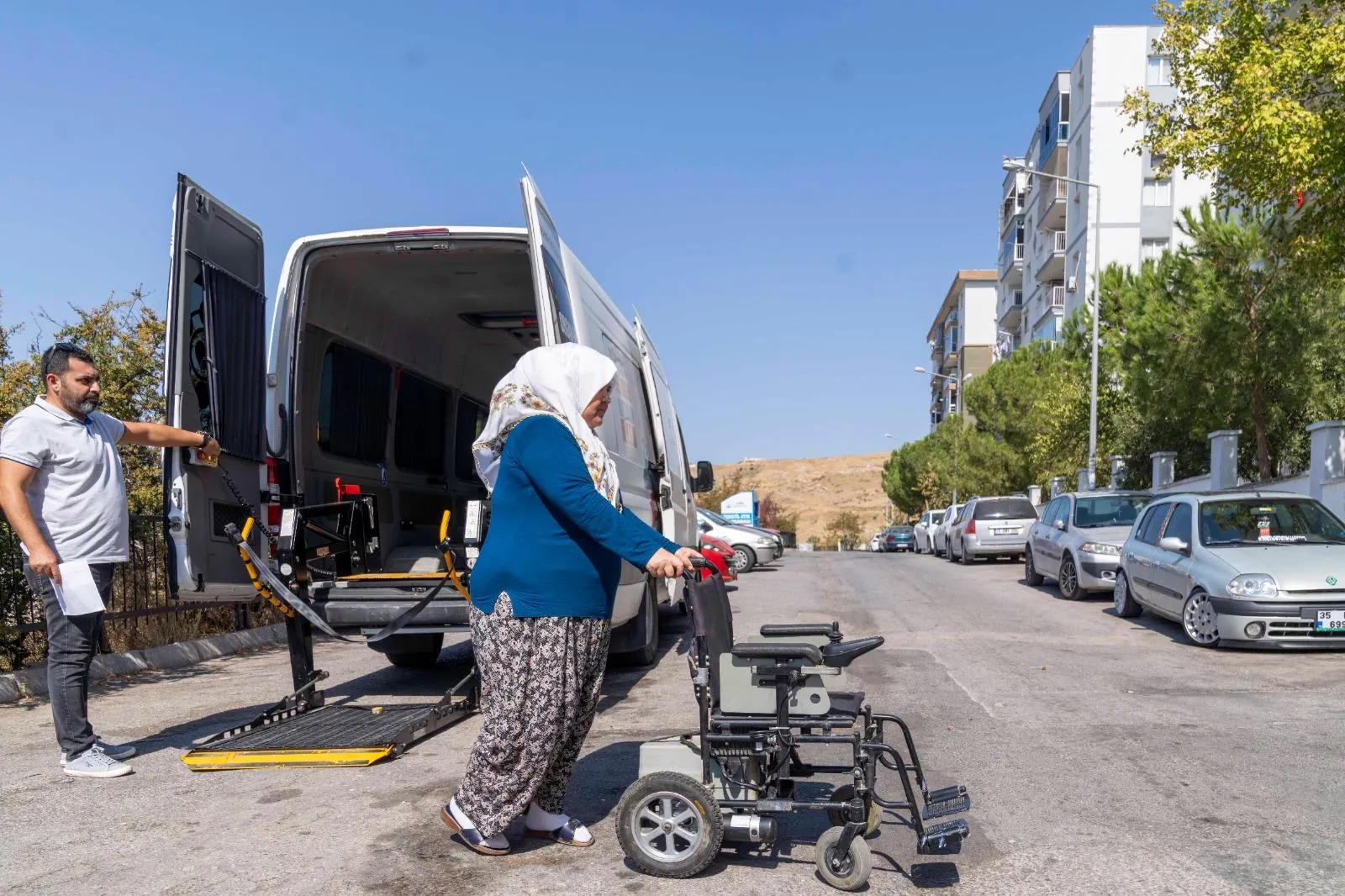 İzmir Büyükşehir Belediyesi, engelli vatandaşların tekerlekli sandalyelerini ücretsiz tamir ederek onlara bağımsız bir yaşam sunuyor.