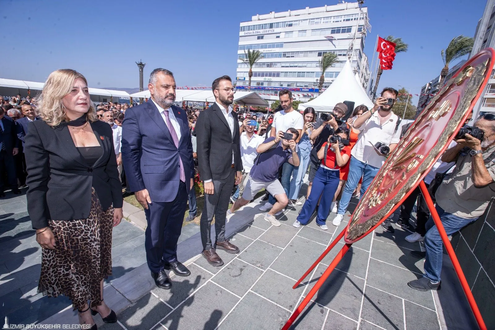 İzmir Büyükşehir Belediye Başkanı Cemil Tugay, 9 Eylül kutlamalarında CHP ile bir araya gelerek İzmir'in kurtuluşunu ve partinin kuruluşunu kutladı.