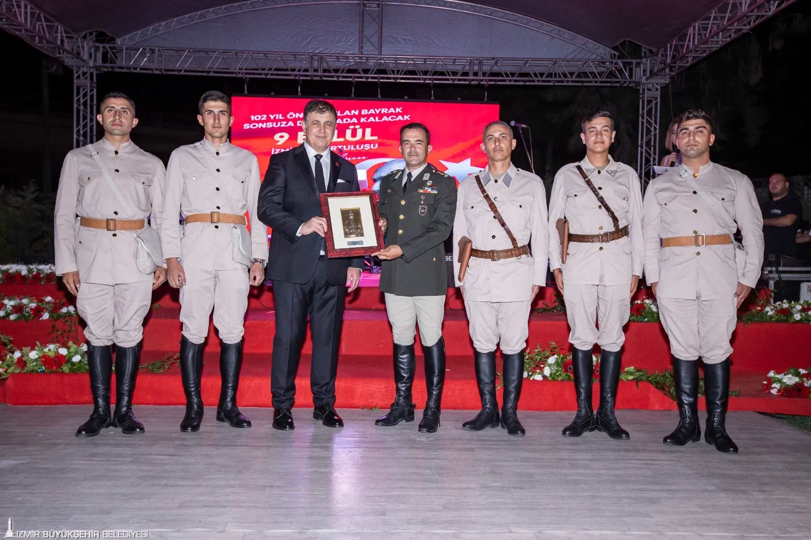 İzmir Büyükşehir Belediyesi, 9 Eylül kutlamaları kapsamında görkemli bir resepsiyon düzenledi. Belediye Başkanı Cemil Tugay'ın konuşmasıyla geceye damga vuruldu.