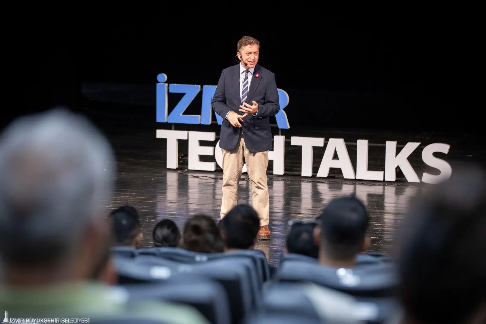 İzmir Enternasyonal Fuarı'nda düzenlenen TechTalks etkinliğinde teknoloji yazarı M. Serdar Kuzuloğlu, yapay zekanın geleceği ve insanlık üzerindeki etkileri hakkında önemli açıklamalar yaptı