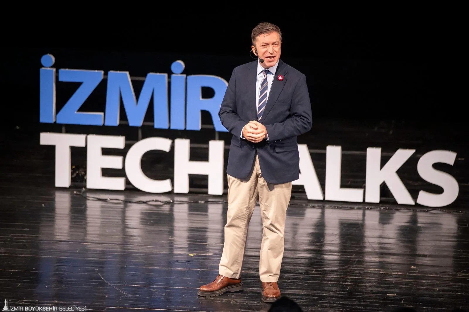 İzmir Enternasyonal Fuarı'nda düzenlenen TechTalks etkinliğinde teknoloji yazarı M. Serdar Kuzuloğlu, yapay zekanın geleceği ve insanlık üzerindeki etkileri hakkında önemli açıklamalar yaptı