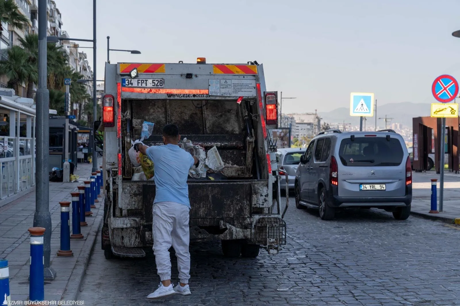 İzmir Büyükşehir Belediyesi'nde artan nüfusla birlikte atık sorunu da büyüyor. Günlük toplanan 6.000 tona varan atık, hem çevreye hem de ekonomiye büyük yük getiriyor.