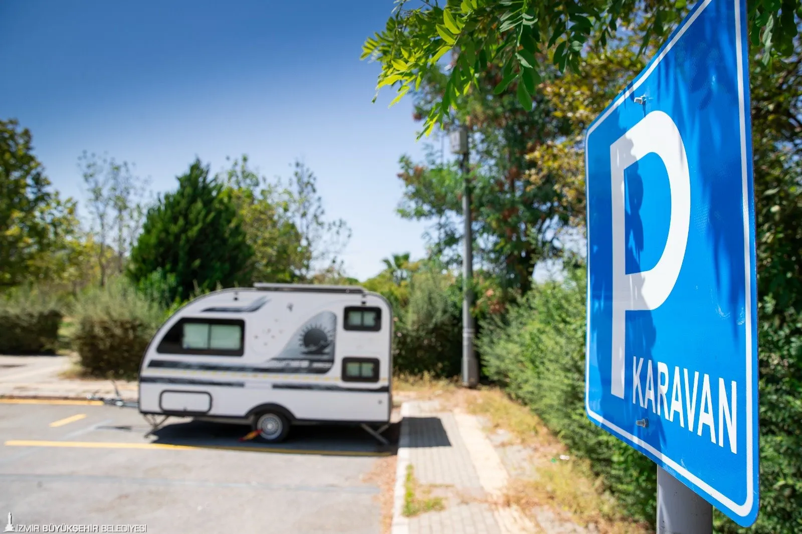 İzmir Büyükşehir Belediyesi, karavan severler için önemli bir adım atarak İnciraltı Terminali'nde yeni bir karavan ve tekne otoparkı açtı.