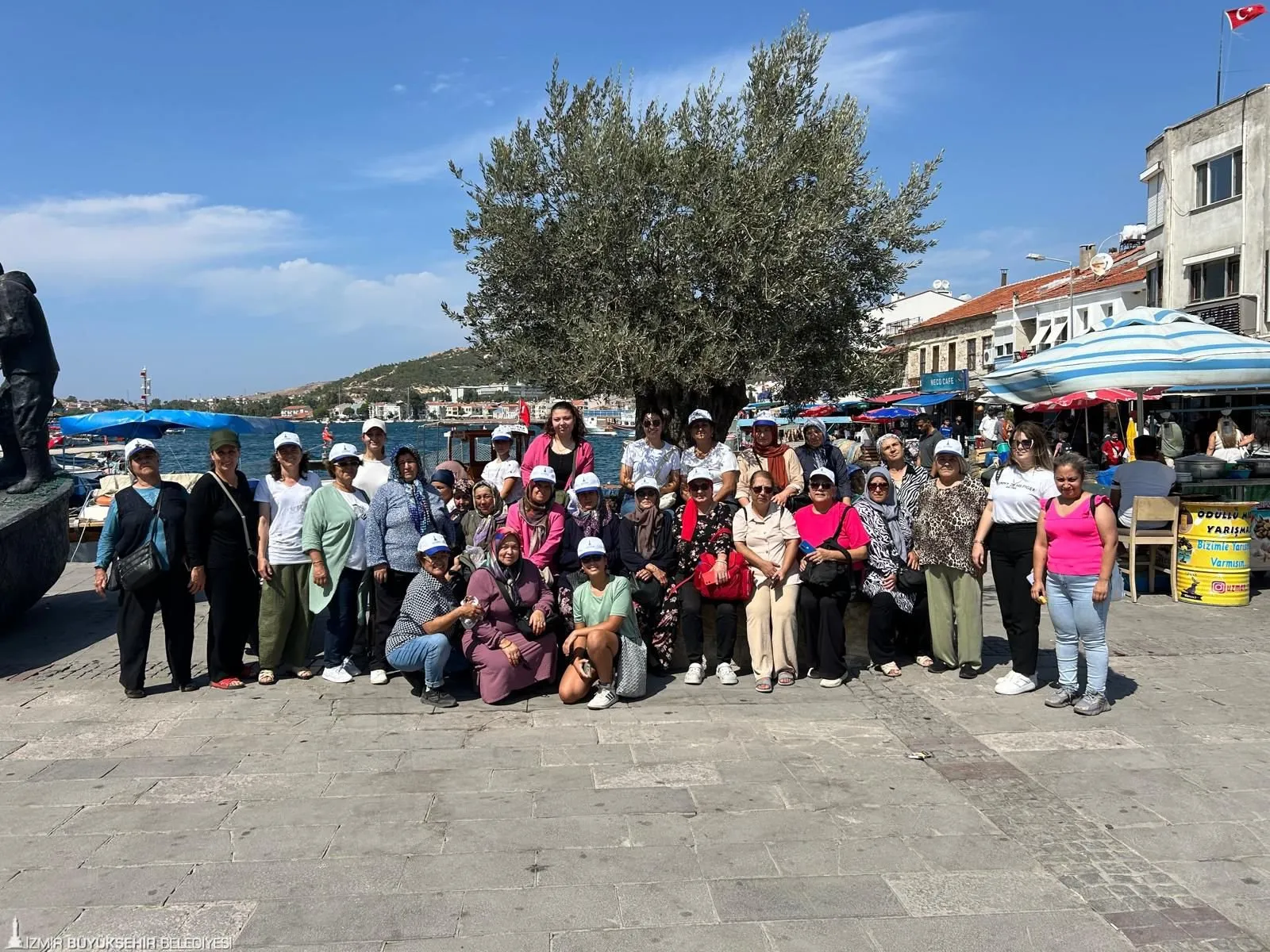 İzmir Büyükşehir Belediyesi, vatandaşların kentteki doğal güzellikleri, tarihi ve kültürel yerleri görebilmesi, keşfedebilmesi için ücretsiz geziler düzenlemekte.