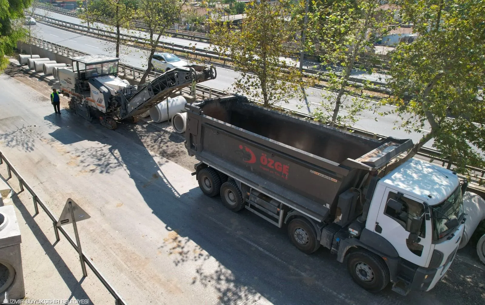 İzmir Büyükşehir Belediyesi, aşırı yağışların neden olduğu taşkınlarla mücadele etmek için Bornova ve Bayraklı'da başlattığı 57 km'lik altyapı projesinde önemli bir aşamaya geldi. 