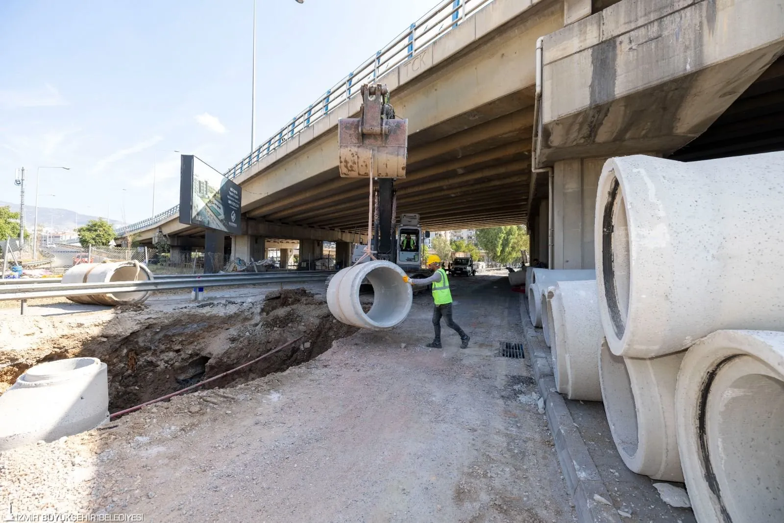 İzmir Büyükşehir Belediyesi, aşırı yağışların neden olduğu taşkınlarla mücadele etmek için Bornova ve Bayraklı'da başlattığı 57 km'lik altyapı projesinde önemli bir aşamaya geldi. 