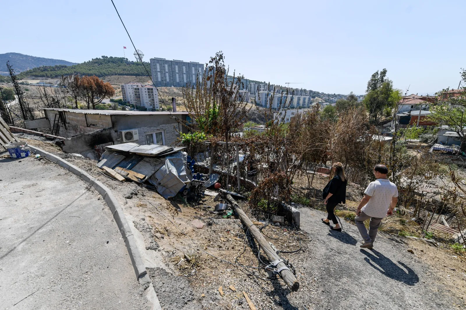 Geçtiğimiz aylarda yaşanan Yamanlar Dağı yangınında mağdur olan bir ailenin çocuklarına İzmir Büyükşehir Belediyesi tarafından yeni bisikletler hediye edildi. 