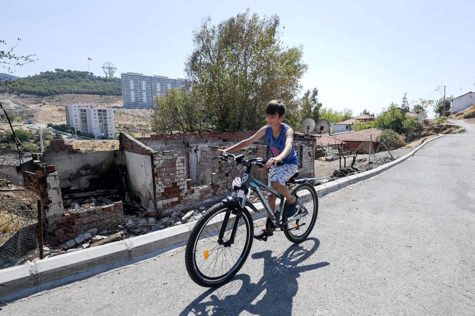 Geçtiğimiz aylarda yaşanan Yamanlar Dağı yangınında mağdur olan bir ailenin çocuklarına İzmir Büyükşehir Belediyesi tarafından yeni bisikletler hediye edildi. 