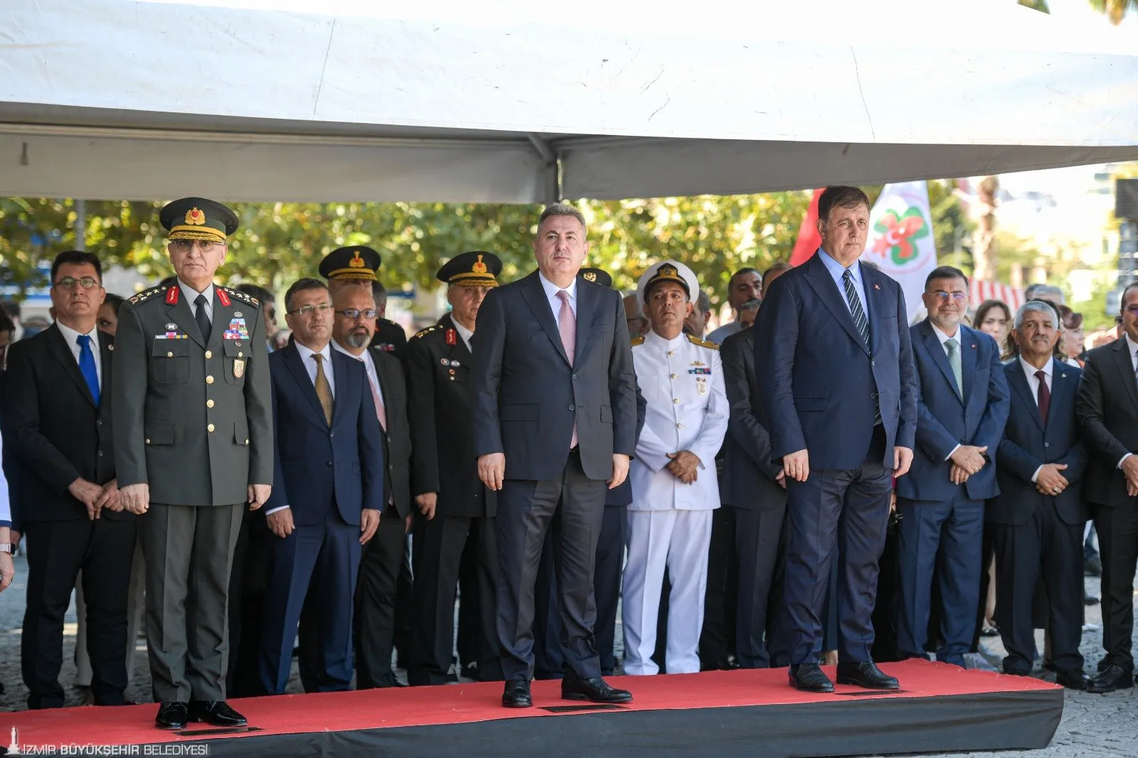 İzmir, işgalden kurtuluşunun 102. yıl dönümünü görkemli bir törenle kutladı. Atatürk Meydanı'nda düzenlenen törende süvari birlikleri, kentin kurtuluşunu simgeleyen tarihi anı yeniden canlandırdı