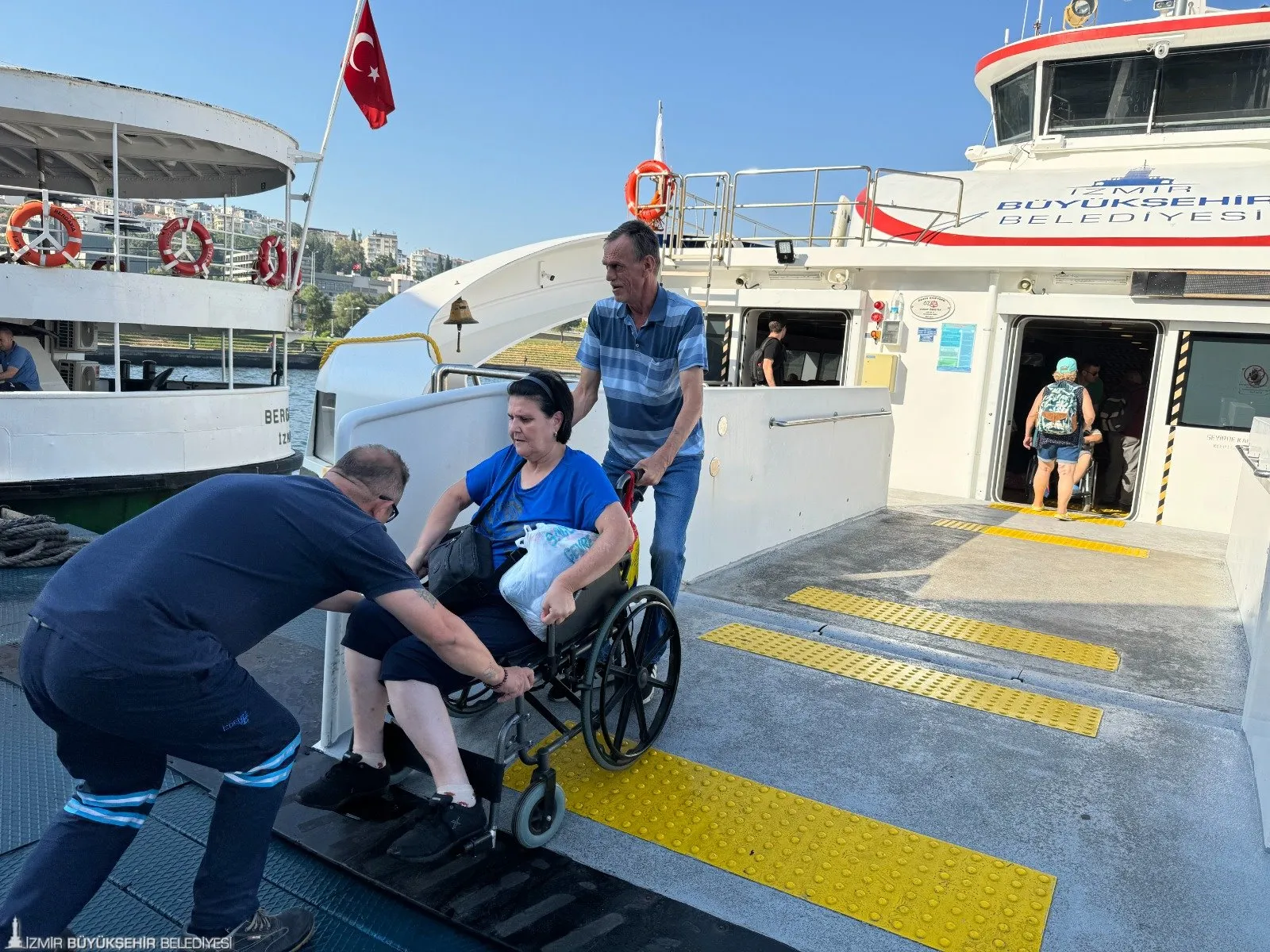  İzmir Büyükşehir Belediyesi, engellilerin sosyal hayata katılımını desteklemek amacıyla düzenlediği ücretsiz gemi turlarında büyük bir başarıya imza attı