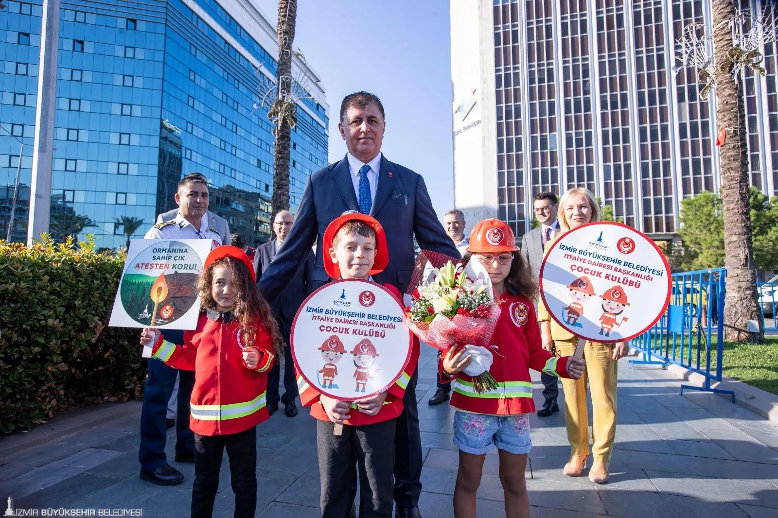 İzmir Büyükşehir Belediye Başkanı Dr. Cemil Tugay, 101'inci İtfaiye Haftası'nda yaptığı konuşmada, İzmir İtfaiyesi'ni güçlendirmek için önemli adımlar atacağını duyurdu. 