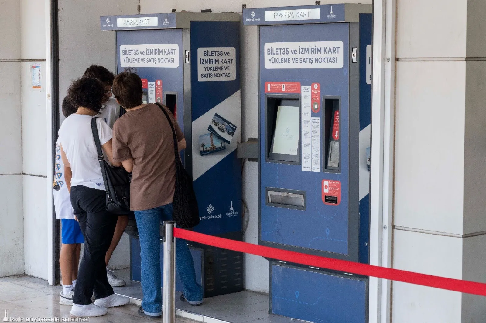 İzmir'de üniversite öğrencileri için toplu ulaşım daha kolay hale geldi. Dijital İzmirim Kart ile kart kuyrukları artık geçmişte kaldı!