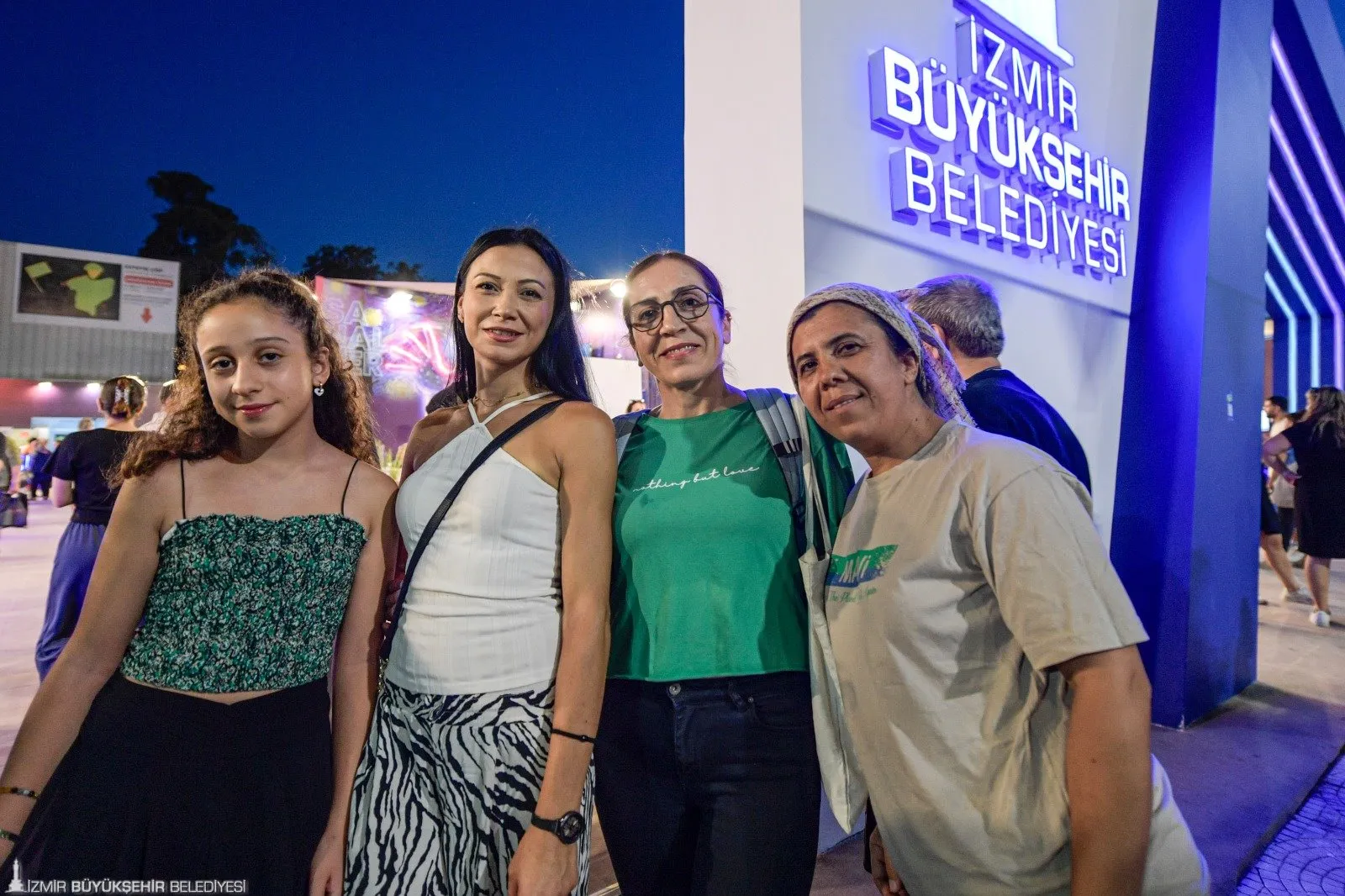 İzmir Büyükşehir Belediyesi, 93. İzmir Enternasyonal Fuarı'nda teknoloji odaklı projelerini sergiledi. Yapay zeka, akıllı şehir uygulamaları ve daha fazlası fuarda ziyaretçilerle buluştu.