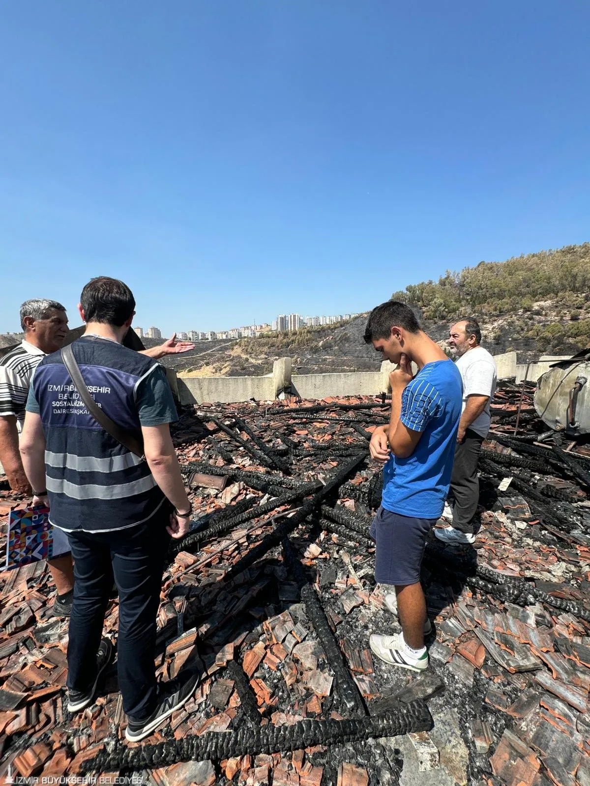 İzmir Büyükşehir Belediyesi, geçen ağustos ayında yaşanan büyük yangınların ardından mağdur olan vatandaşlara destek olmaya devam ediyor.